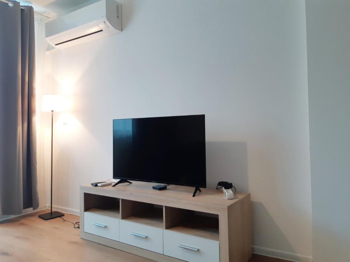 Huge Apartment With A Parking Space In The Same Building 소피아 외부 사진